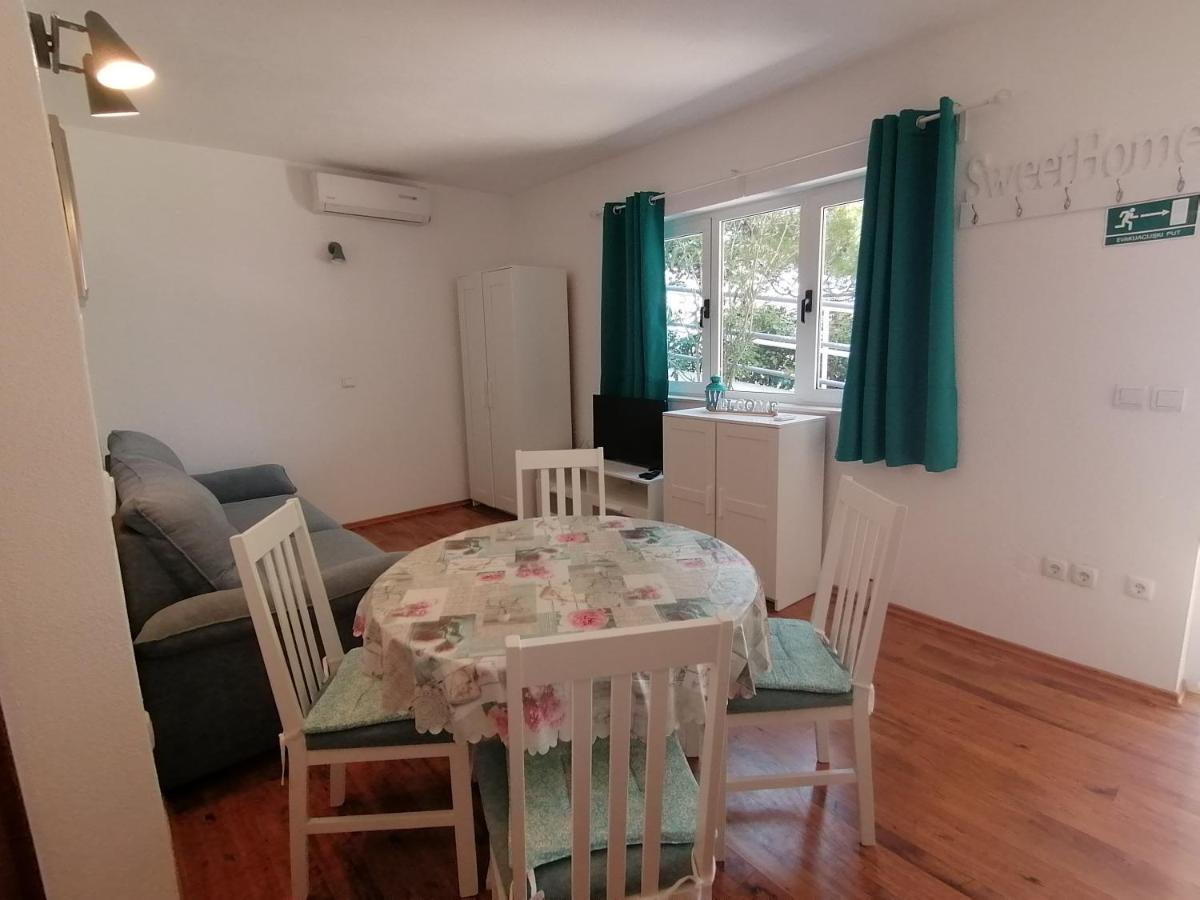 Apartmani Mares - 20 M From The Beach Брела Екстер'єр фото